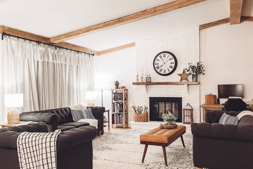 livingroom with beams.